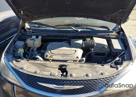 2017 Chrysler Pacifica Touring-L Plus z USA, uszkodzony, nr VIN 2C4RC1EG9HR764179